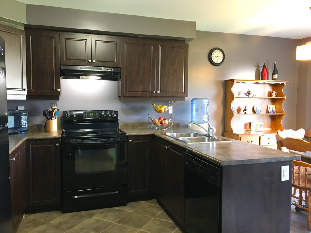 8 Mercer Avenue in Wyndfield, Brantford, Ontario - Kitchen