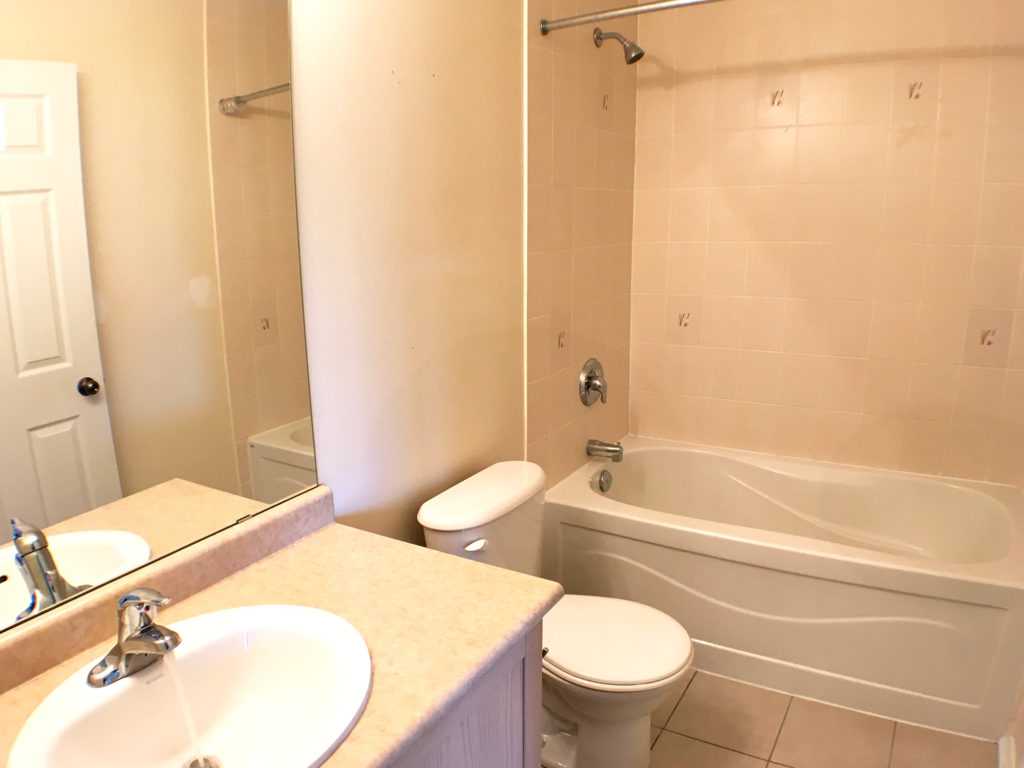 30 Warner Lane, Wyndfield, Brantford, Ontario - Upstairs Main 4-Piece Bathroom