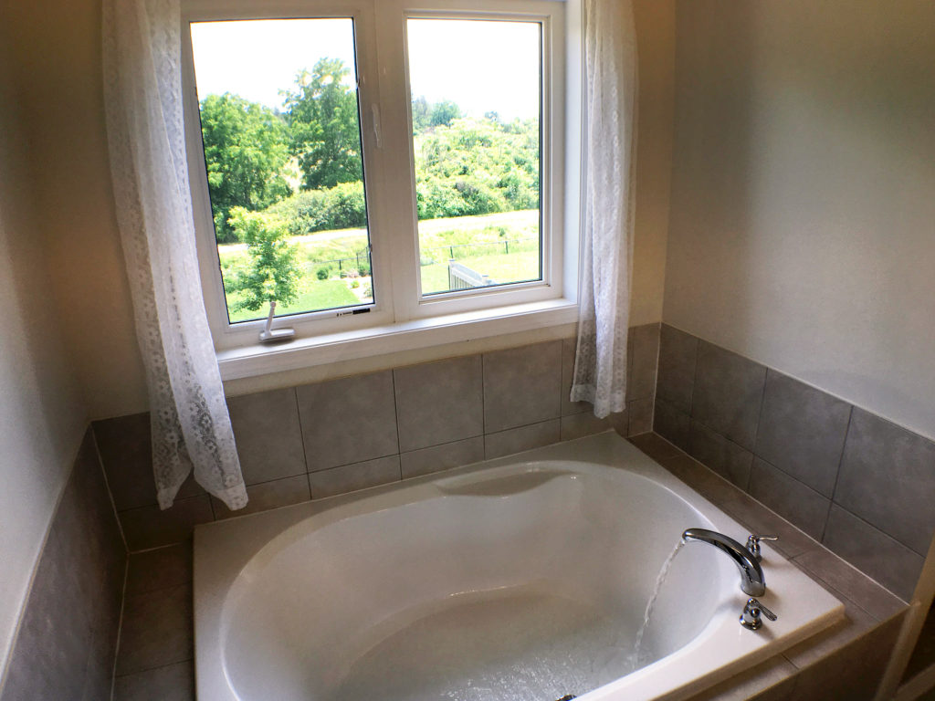 157 Hunter Way, Wyndfield, Brantford, Ontario - Soaker Tub